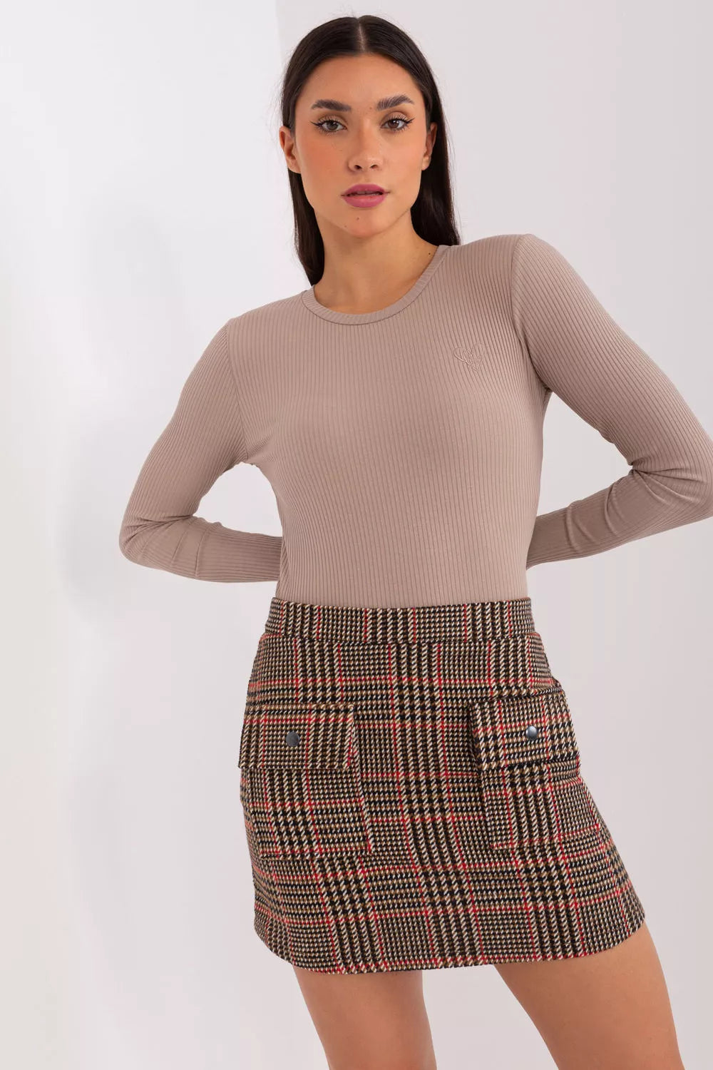 Trumpas sijonas, modelis 188806 Lakerta