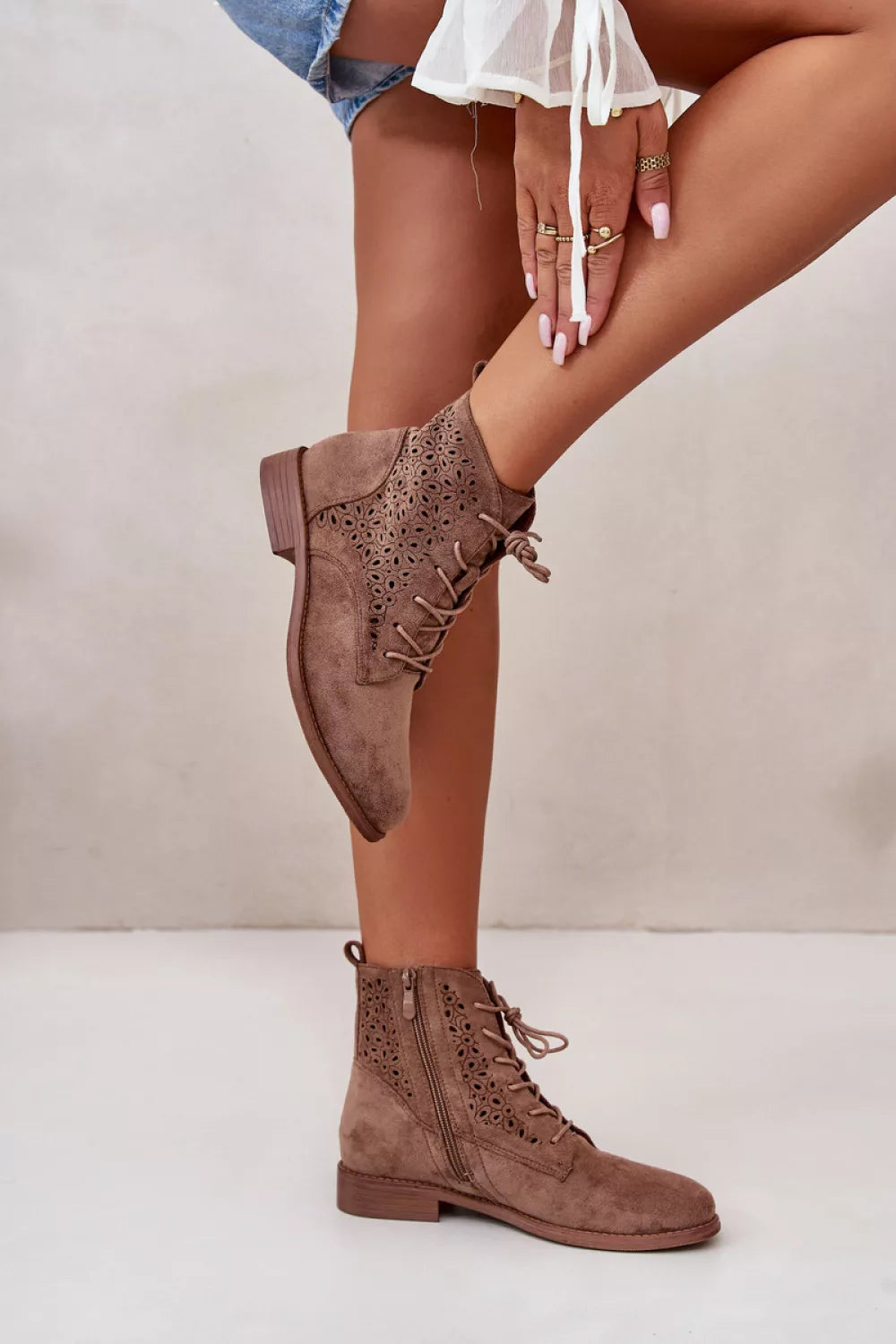 Batai, modelis 199411 – ženkite į stilių