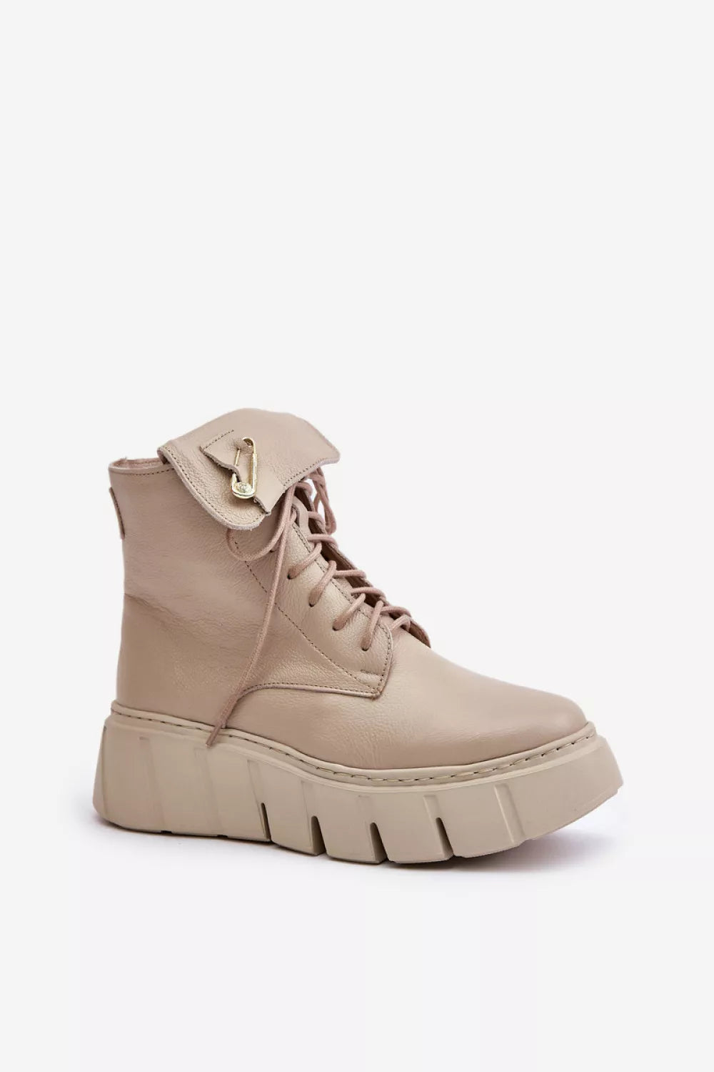 Batai iki kelių, modelis 201184 – ženkite į stilių