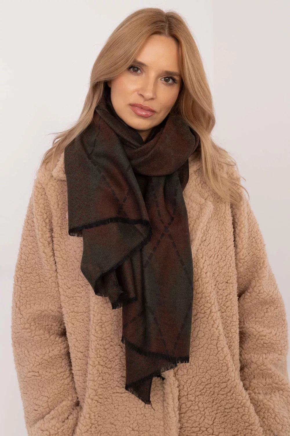 Kaklo skarelė, modelis 208404 AT