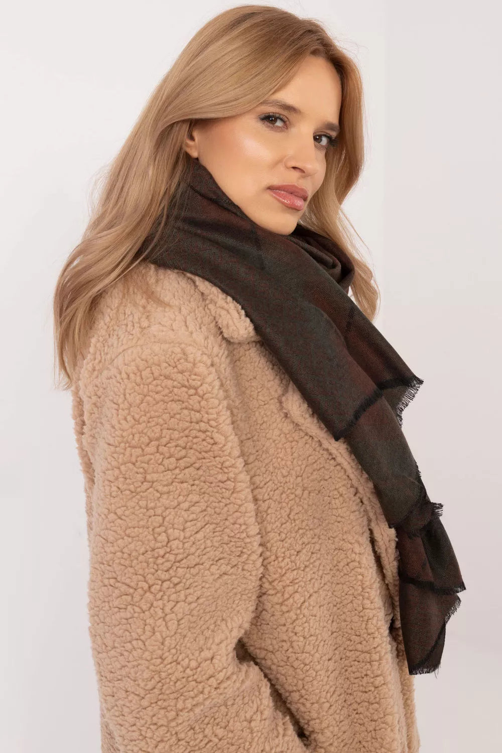 Kaklo skarelė, modelis 208404 AT