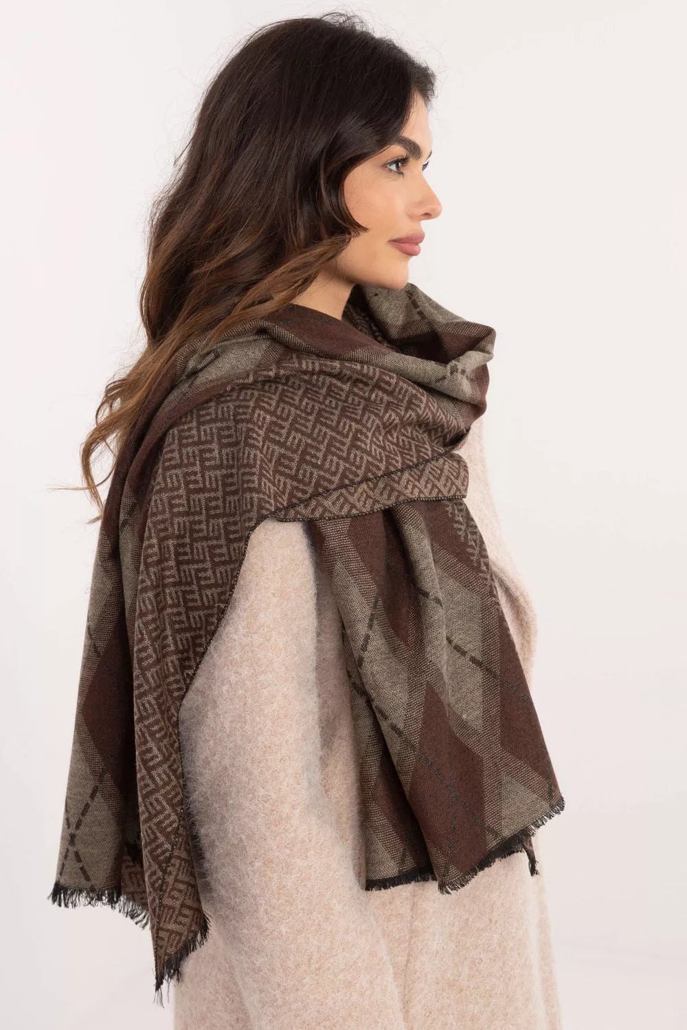 Kaklo skarelė, modelis 208409 AT