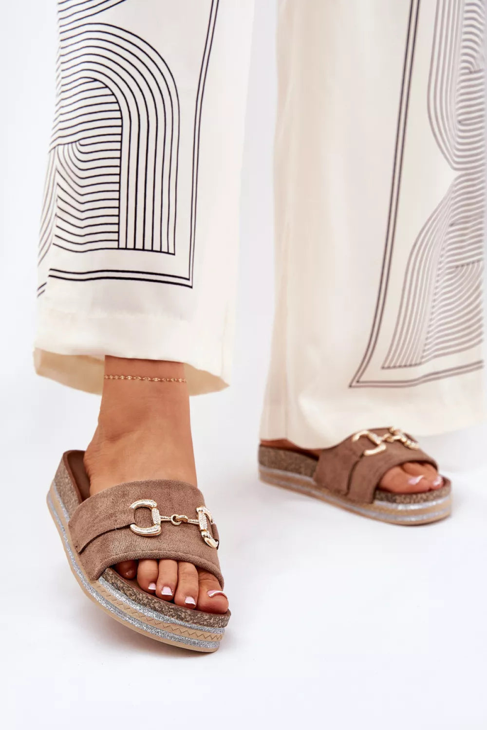 Šlepetės, modelis 210759. Ženkite į stilių.