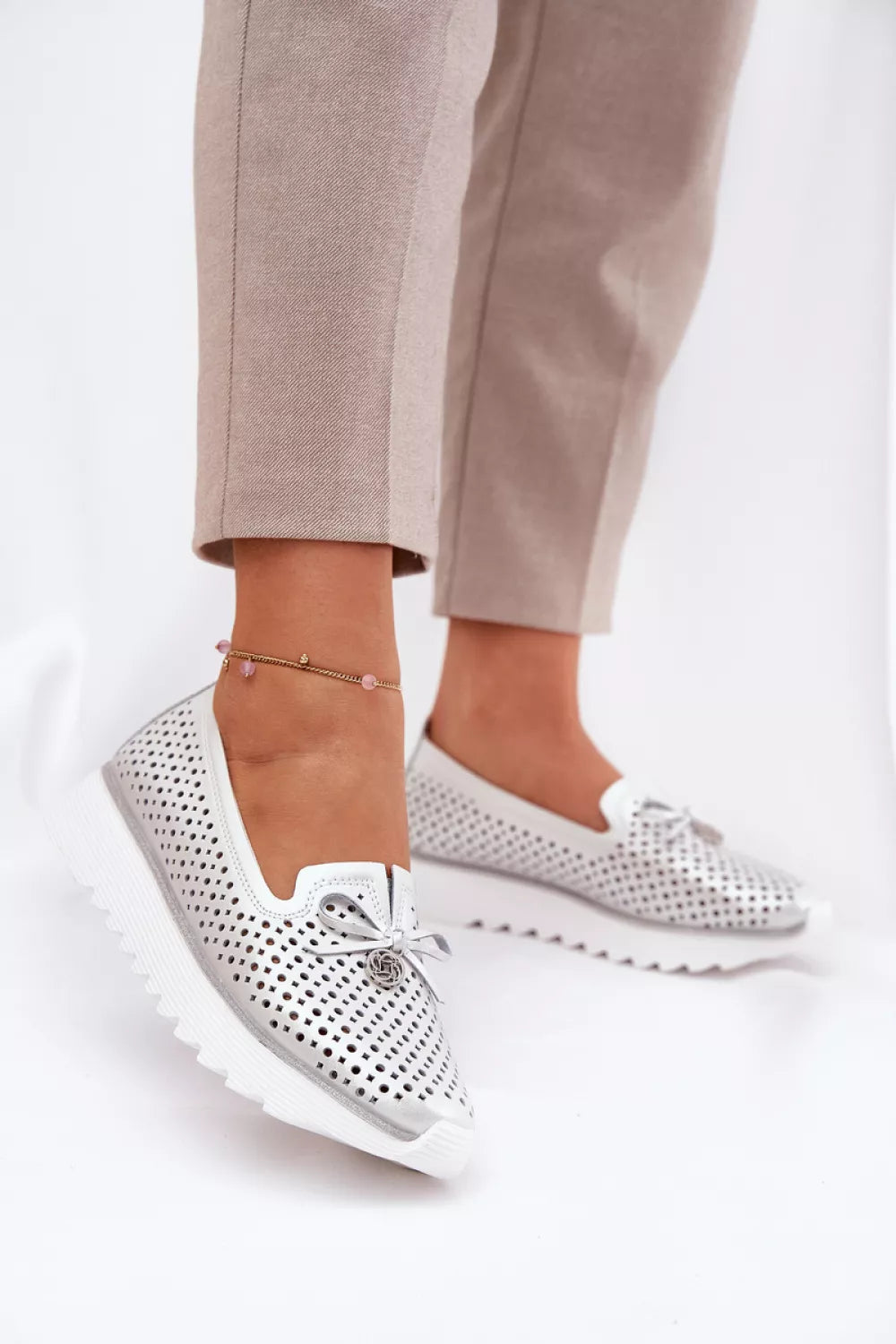 Pusbačiai, modelis 211120 – ženkite į stilių.