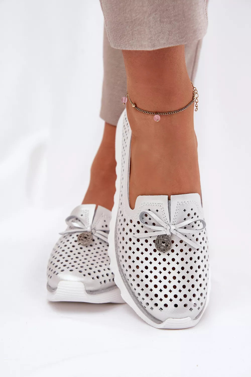 Pusbačiai, modelis 211120 – ženkite į stilių.