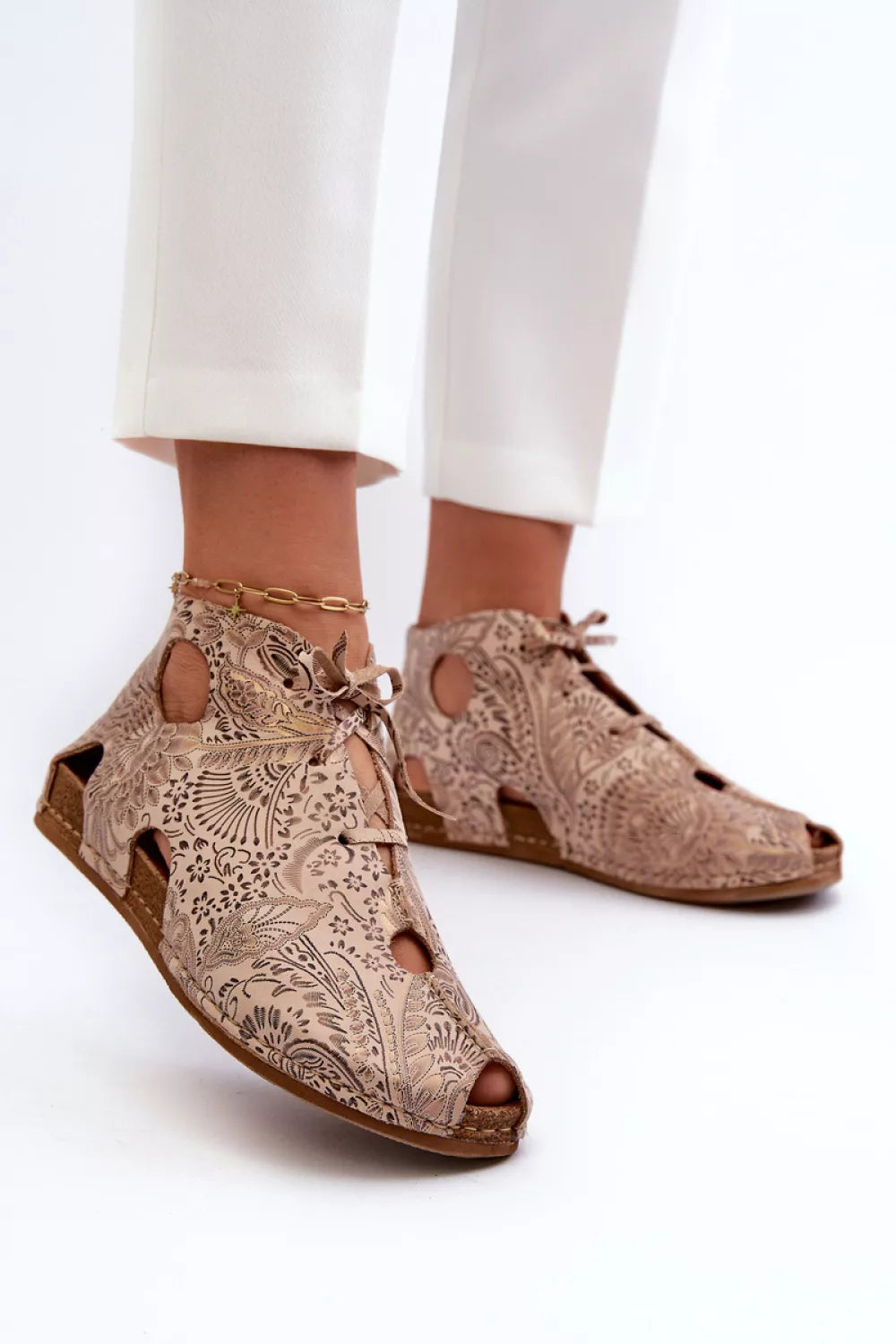 Batai, modelis 213154. Ženkite į stilių