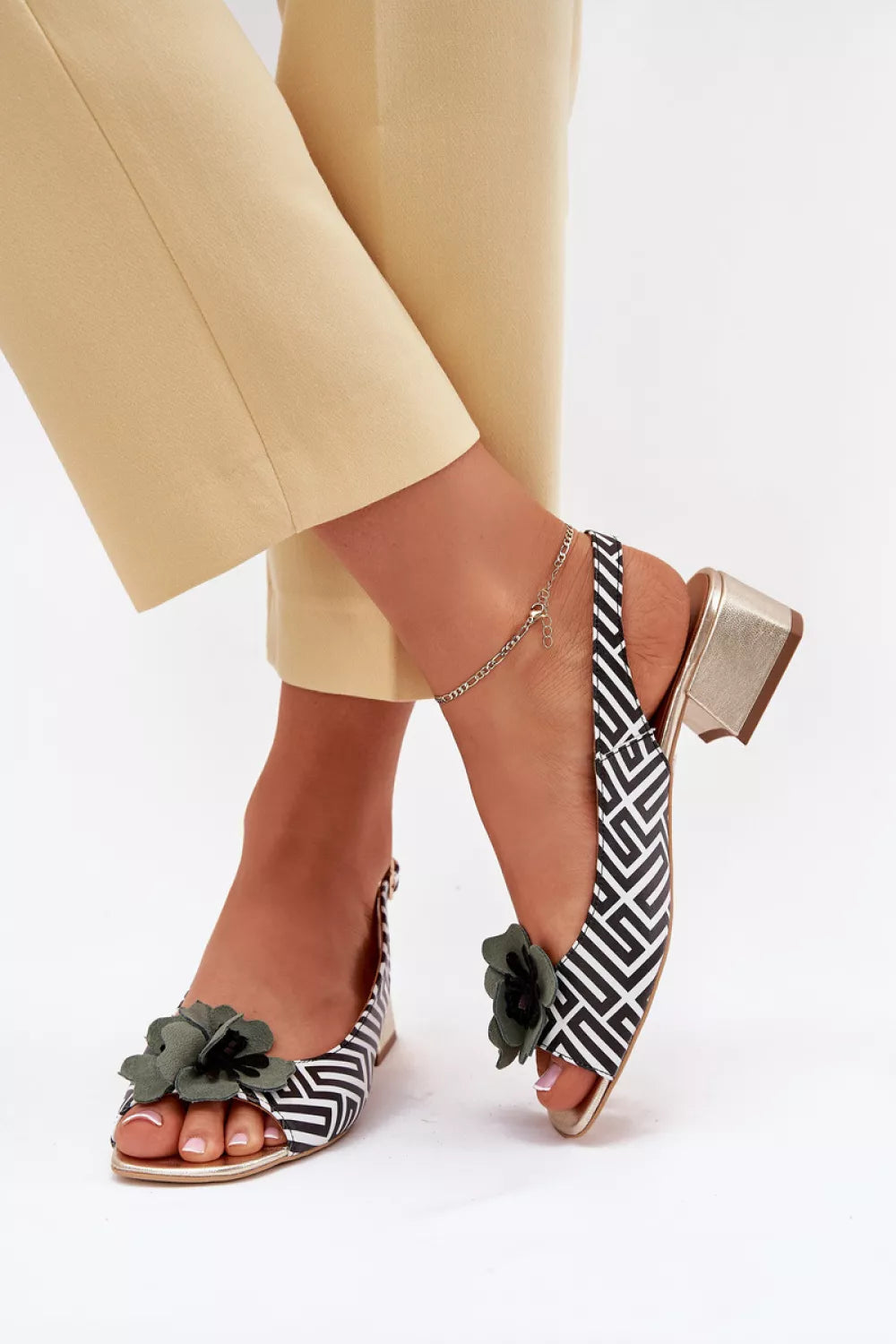 Basutės su kulnu, modelis 214683. Ženkite į stilių