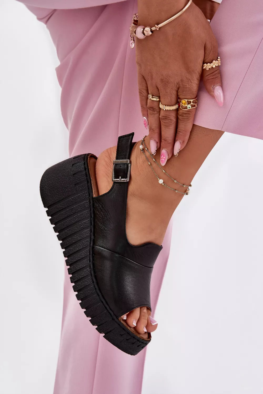 Buskin modelis 215339. Ženkite į stilių.