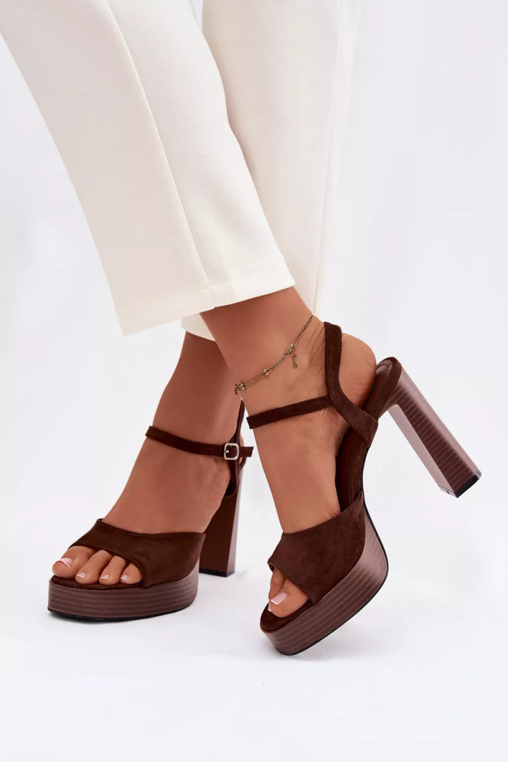 „Aukštakulniai sandalai, modelis 226119, stilingai su „Step in style“