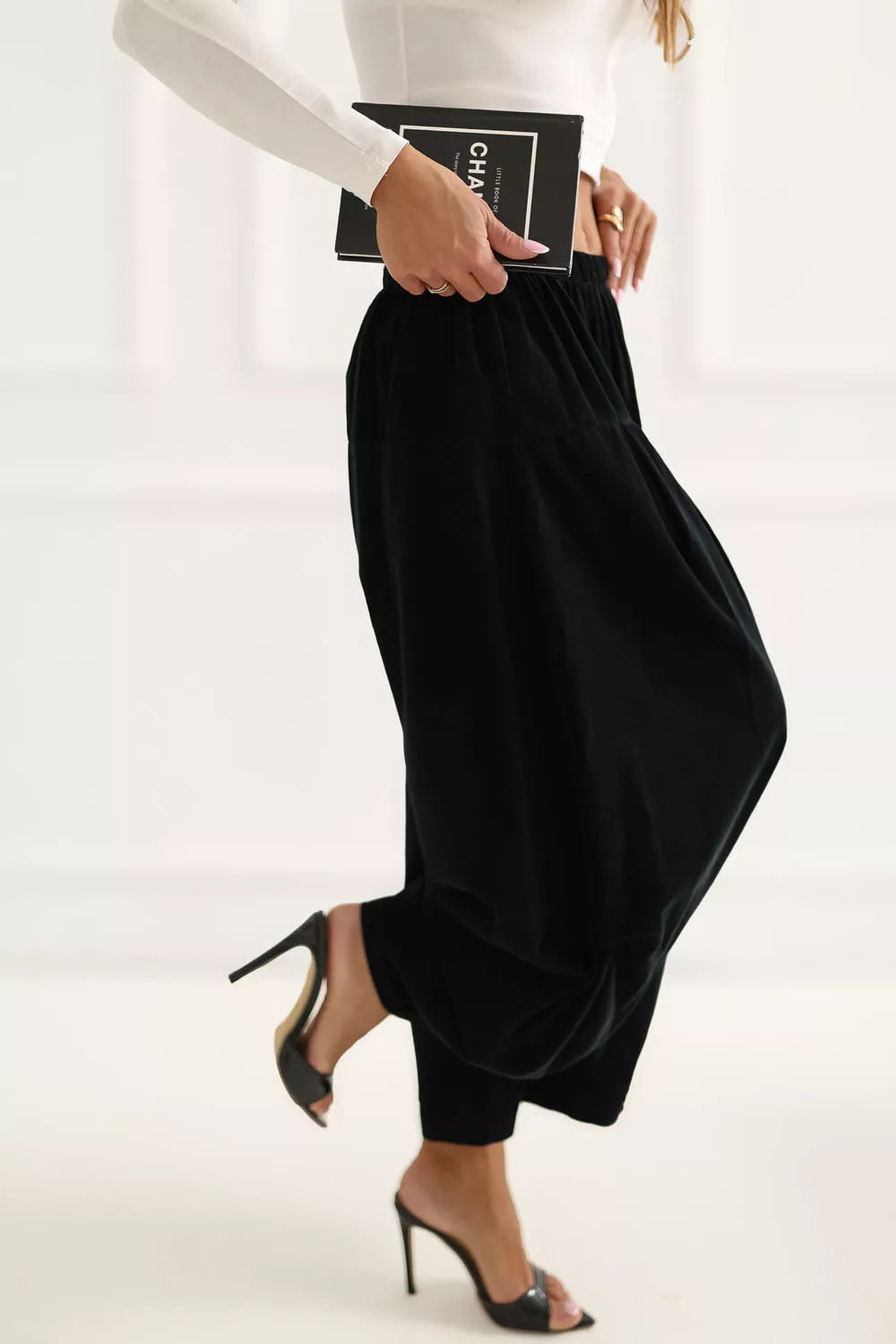 vagaus audinio kelnės, modelis 226453 Italy Moda
