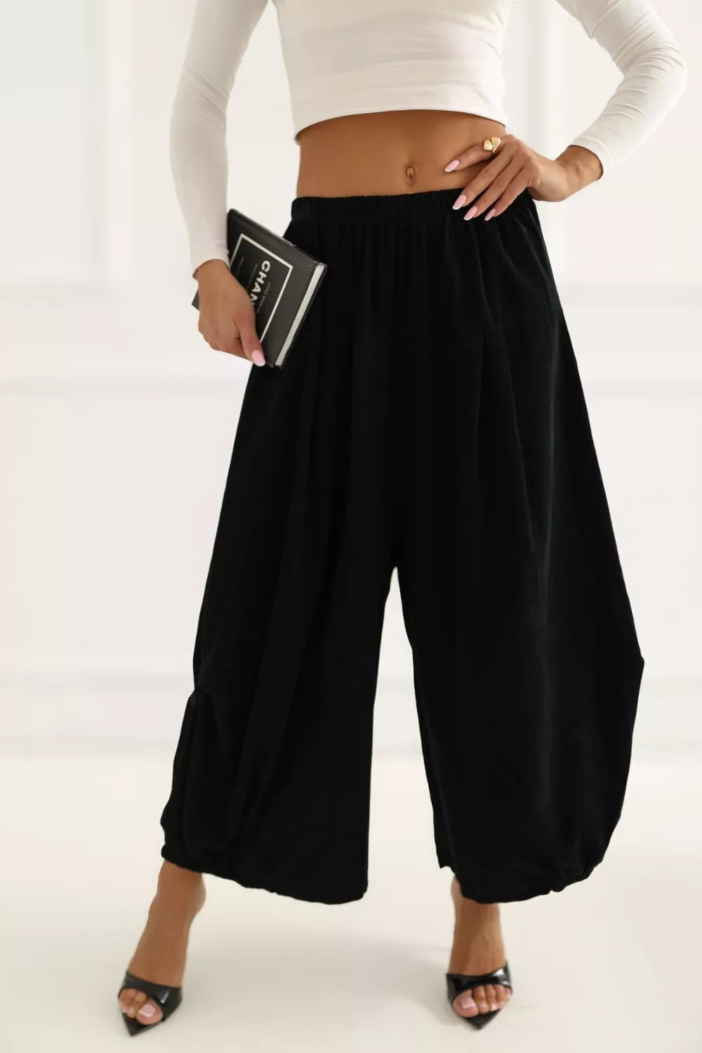 vagaus audinio kelnės, modelis 226453 Italy Moda