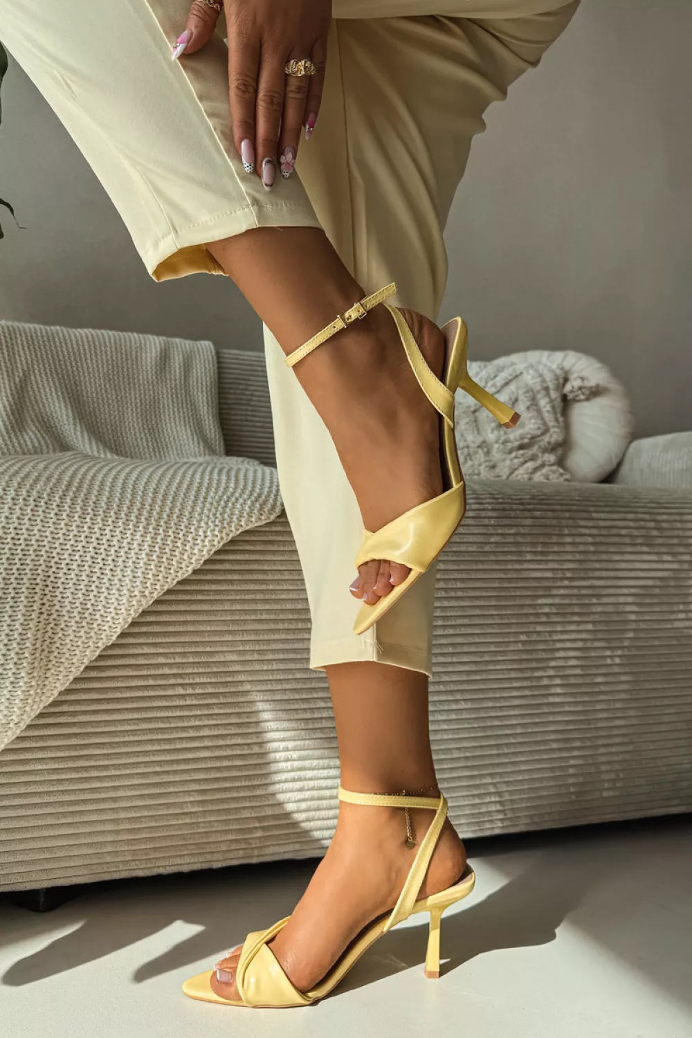 Basutės su kulnu, modelis 226516 Step in style